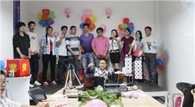 海納促銷(xiāo)臺(tái)工廠(chǎng)頒發(fā)2013年11月快樂(lè)會(huì)議獎(jiǎng)品